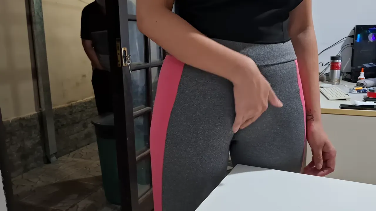 Geiles Girl masturbiert ihren Camel Toe auf dem Tisch | Deutsch Porno